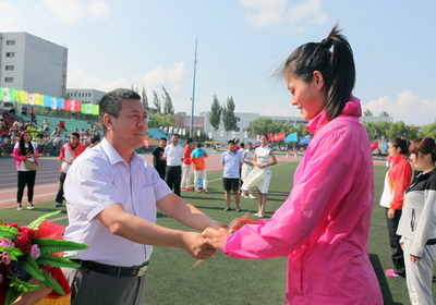 太阳集团tyc151院长代表团副团长郑旗为我集团队员颁奖